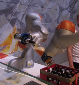 Zwei einarmige Roboter schenken den Besuchern der Hannover Messe 2016 ein Glas Bier ein. (Foto: © Welf Schröter)